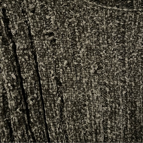 Soft Knit Green Long Sleeve Crop Top with Dangle Detail, Size Large - Picture 5 of 7